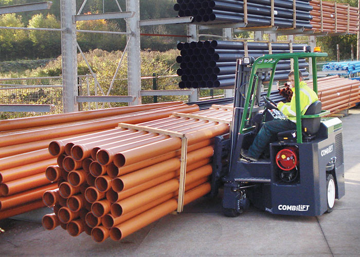 Çok yöne hareket özelliği ile uzun boruları kolaylıkla taşıyan COMBI-CB Forklift