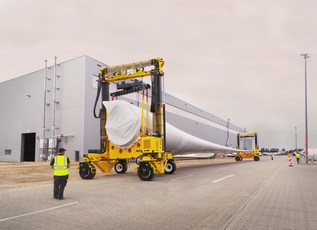 Two Combilift Combi-Mg in tandem transporting a wind turbine blade