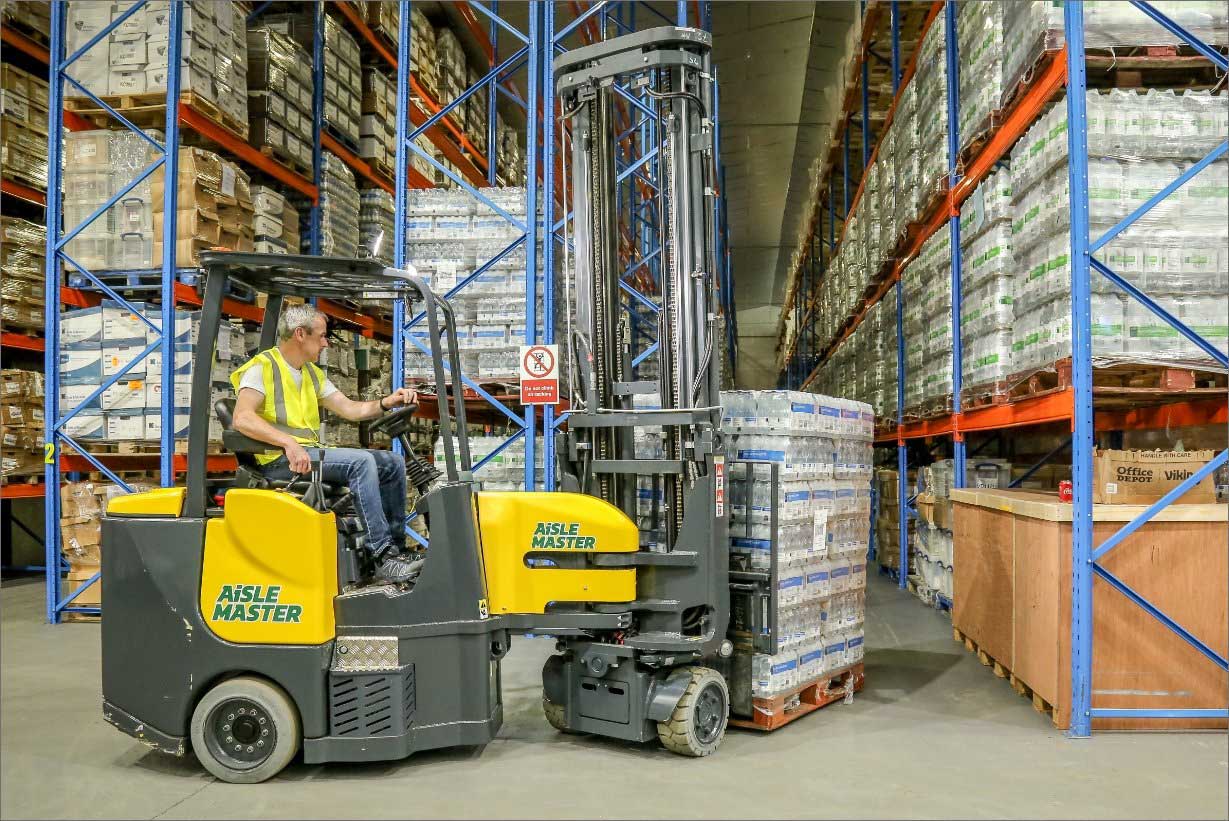 Aisle-master carries pallet into narrow aisle
